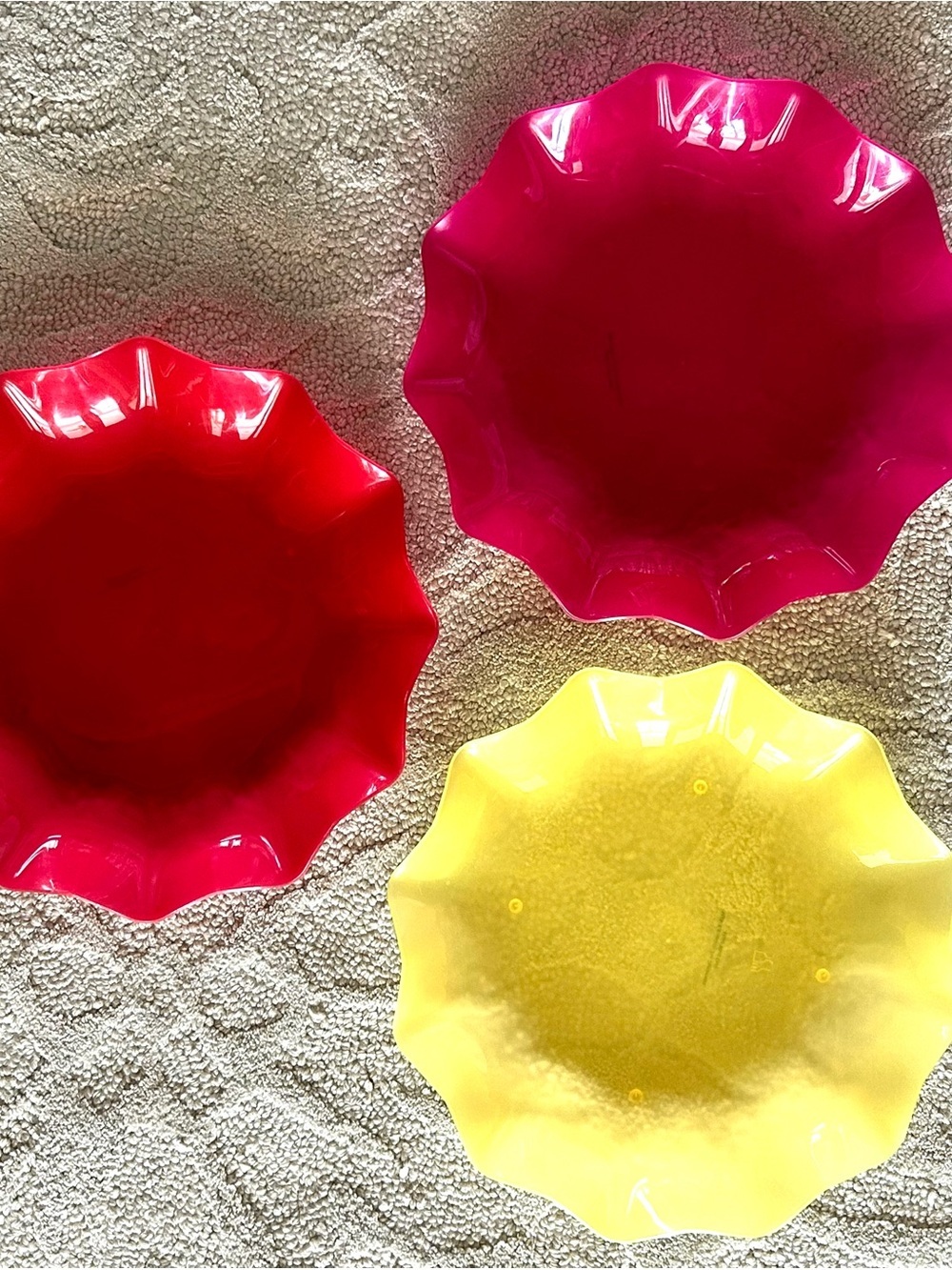Tupperware Scalloped Plates Set of 3 Colorful Plastic Serving Picnic Party